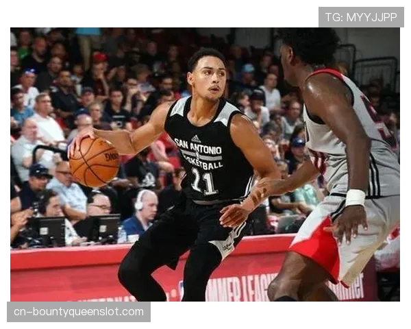 报道：首次在夏季联赛中测试“AI辅助裁判”系统，实时将可疑动作用高亮框提示给回放中心